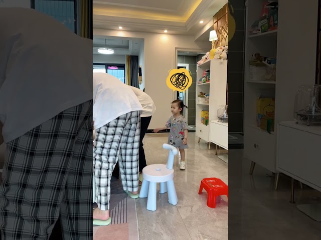 原本只是想捉弄壹下我老婆，沒想到被孩子看見這壹幕 #壹家三口 #人類幼崽 #搞笑