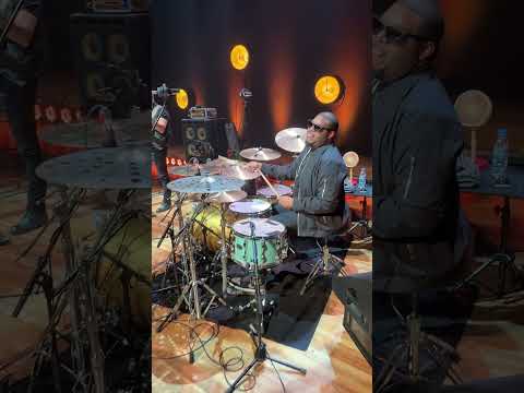 Gene Coye is making it look easy during soundcheck.