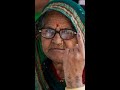 Chhattisgarh Election Voting: पोलिंग बूथ पर वोट डालने पहुंचीं बुजुर्ग महिला #election2023