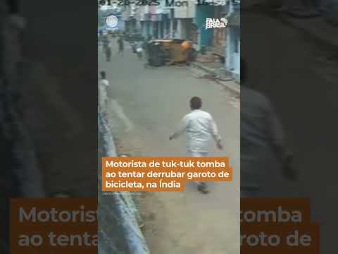 Motorista de tuk-tuk tomba ao tentar derrubar garoto de bicicleta, na Índia #shorts #falabrasil