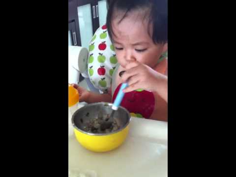 烏魚子自己吃飯 (一歲三個月)