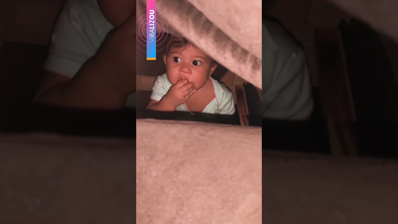 Achou Manuzinha viraliza ao dar sustos na mamãe enquanto come biscoito escondida