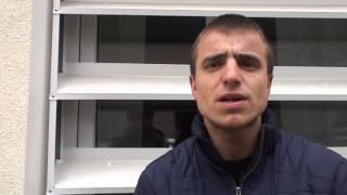 Agresat și reținut de poliție pentru că i-a filmat