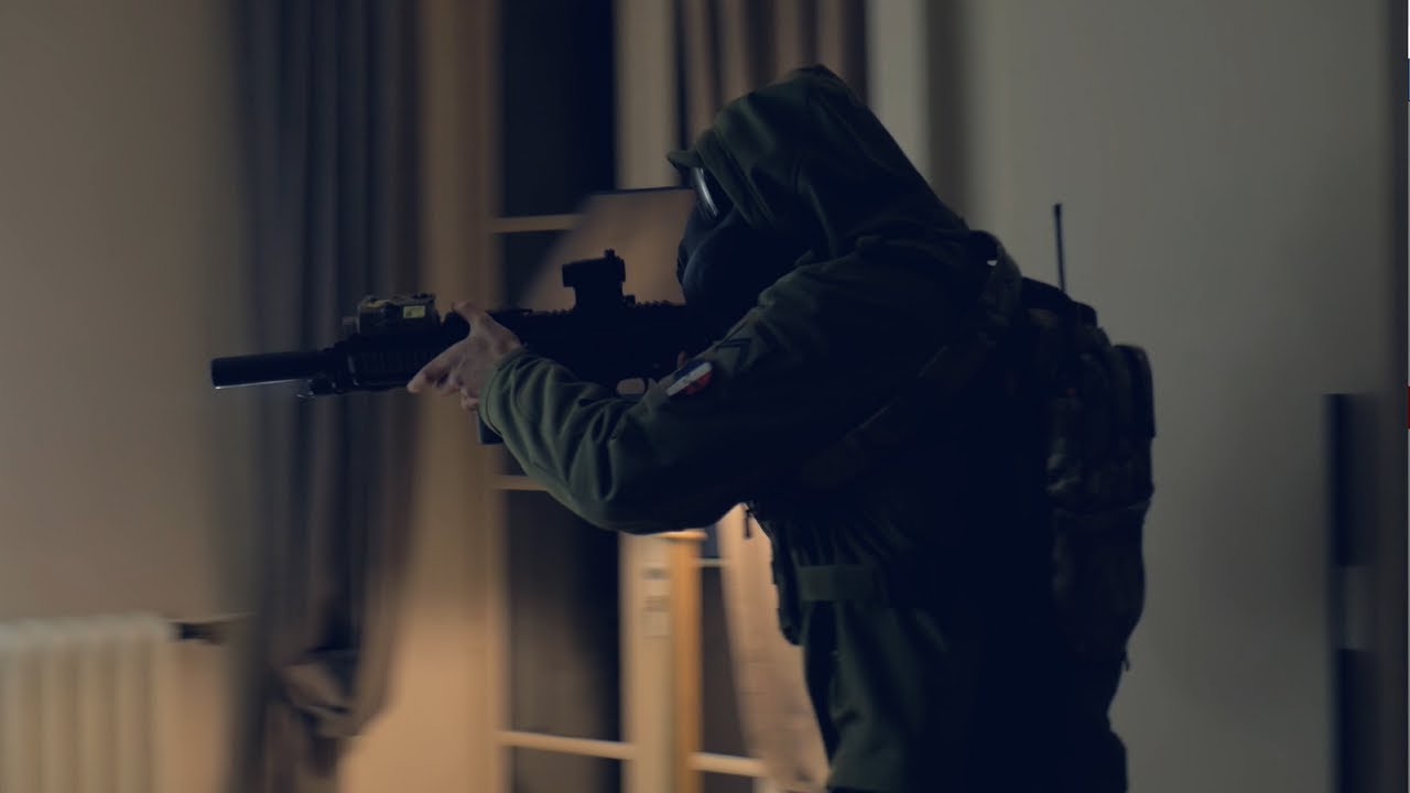 CLEARING A HOUSE BY NIGHT / AIRSOFT