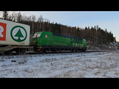 Green Cargo Re 1434 Godståg passerar Deje
