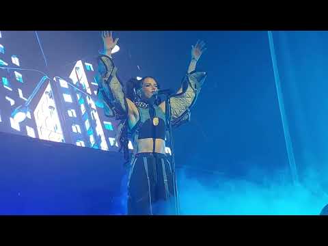 Nina Chuba - Tinnitus (Live) (The Hall, Zurich Switzerland, 04/05/2024)