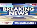 గుంటూరు జిల్లాలో రోడ్డు ప్రమాదం.. పొలాల్లోకి దూసుకెళ్లిన బస్సు | Road Accident At Guntur | hmtv  - 01:40 min - News - Video