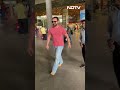 Airport पर Fans के साथ Pose देते Saif Ali Khan  - 00:58 min - News - Video