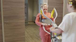 video Handi-Move active patient lift 2620 - smoothly through the doorway