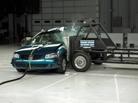 تست تصادف ویدیویی Nissan Sentra 2000 - 2006