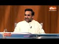 Pankaj Tripathi In Aap Ki Adalat: पंकज त्रिपाठी ने कमिटमेंट और प्रोफेशनलिज्म पर बताई अनोखी बात  - 01:00 min - News - Video