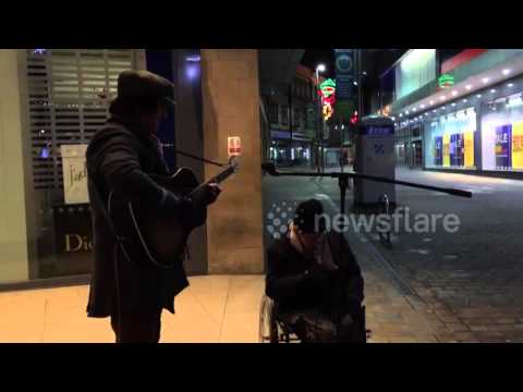 Дует кој допира до срцето: Бездомник во инвалидска количка и уличен музичар на гитара