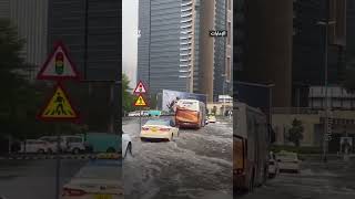 أمطار غزيرة تسقط على مدينة دبي وتسبب حدوث سيول نتيجة ...