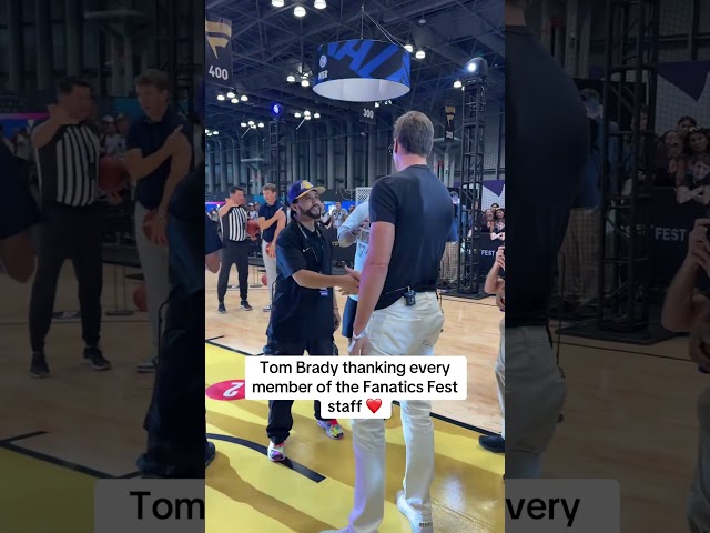 Tom Brady thanked every member of the Fanatics Fest staff! 🤝