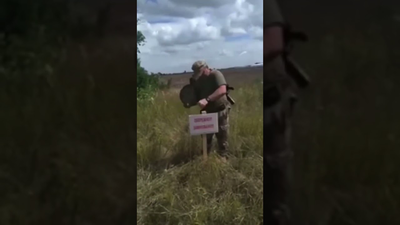 -Manolo, hay que poner el cartel de campo minado...⁣-¡Voy!⁣