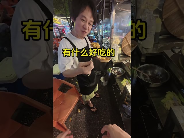 小吃街收租品鉴日记，美女姐姐脾气有点暴躁呀【吐司大锤】#vlog #搞笑 #food #挑战 #夜市