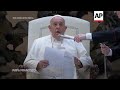 El Papa Francisco aparece por primera vez en público tras los problemas de salud que le obligaron a  - 02:02 min - News - Video