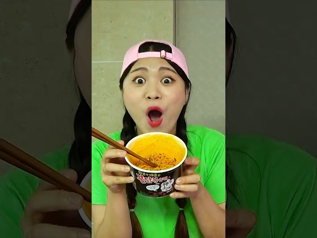 Mukbang Fire Spicy Noodle TV 속 편의점 음식 먹방