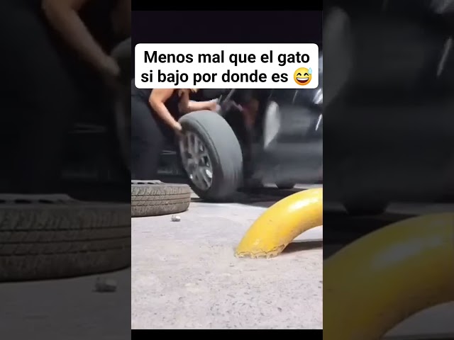 #Mujeres cambiando llanta de refacción Auto #auto