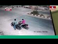 ఇలాంటి దొంగతనం మీరెప్పుడూ చూసుండరు | Bike Robbery In Prakasam Dist | Jordar News | hmtv  - 00:46 min - News - Video