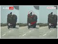 Viral Video : फिल्मी अंदाज में चलते ट्रक से चोरी करने का वीडियो वायरल | Mumbai Expressway  - 01:43 min - News - Video