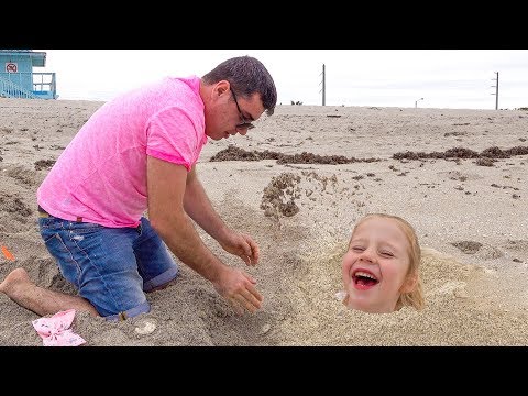 Настя и папа веселятся на море