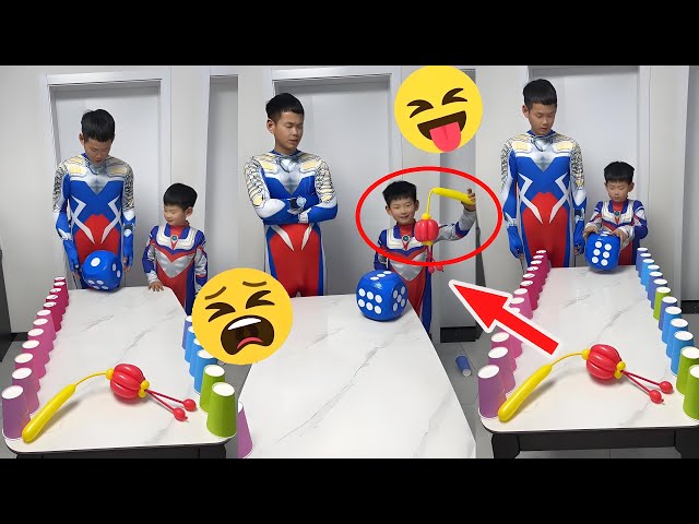 扔多少走多少步，大小奥特曼玩游戏，果然还是儿子厉害！【搞笑爸爸带俩娃】
