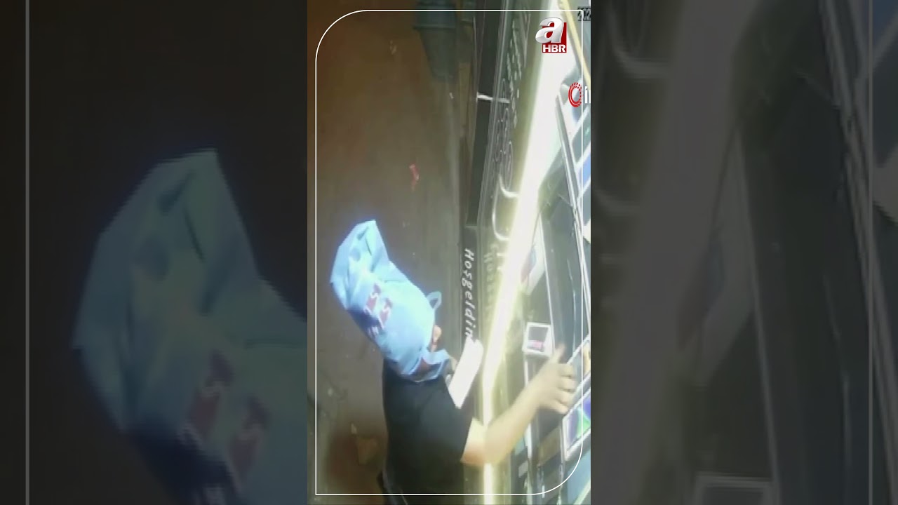 Kafasına ve ayaklarına geçirdiği poşetle hırsızlık yapan şahıs kamerada | A Haber
