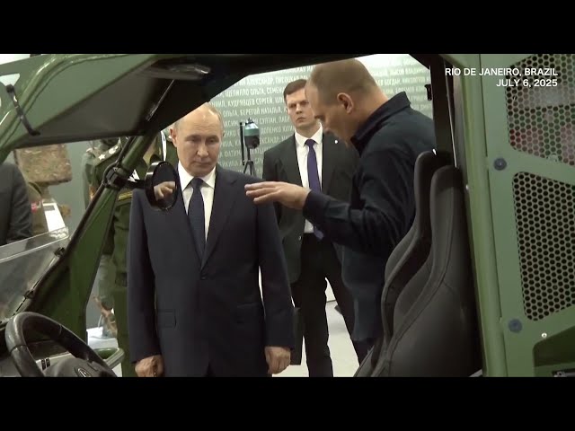 Putin visits military hardware exhibition in Moscow