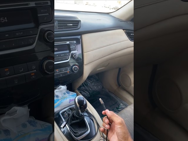 سيارته حتئ بشاحن الجوال يشتغل