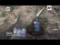 Los venezolanos de la capital luchan por encontrar agua potable  - 01:35 min - News - Video