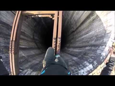 Бестрашен дечко од Романија без опрема се качува на оџак висок 280 метри