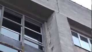 Fațada blocului 3 USM se crapă amenințător