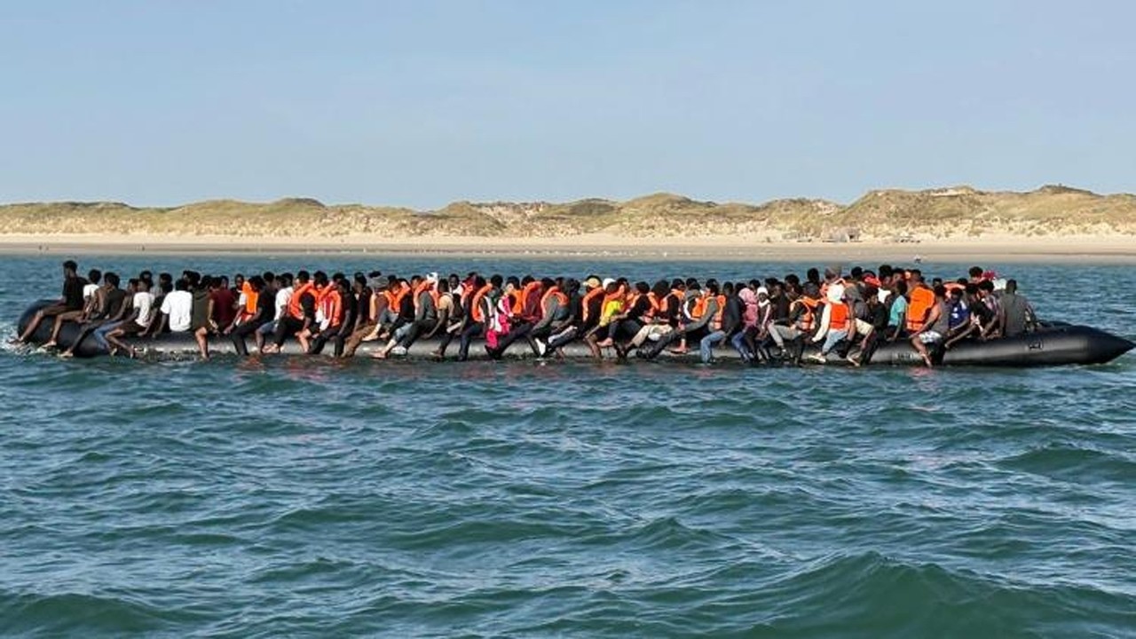 Un nouveau record de plus de 230 migrants sur un seul bateau sidère les sauveteurs