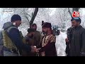 Jammu Kashmir: बर्फबारी में फंसा दूल्हा, CRPF ने बुलेटप्रूफ गाड़ी में दुल्हन तक पहुंचाया | Aaj Tak  - 01:54 min - News - Video