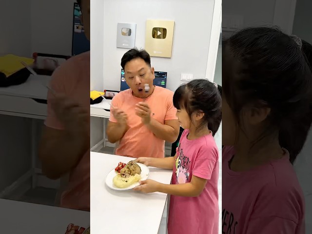 My drool in daddy's food 🤤🥴 LeoNata family #shorts