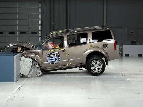 Видео краш-теста Nissan Pathfinder 2005 - 2007