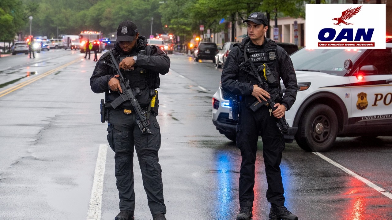 GUNMAN KILLED BY SECRET SERVICE OUTSIDE WHITE