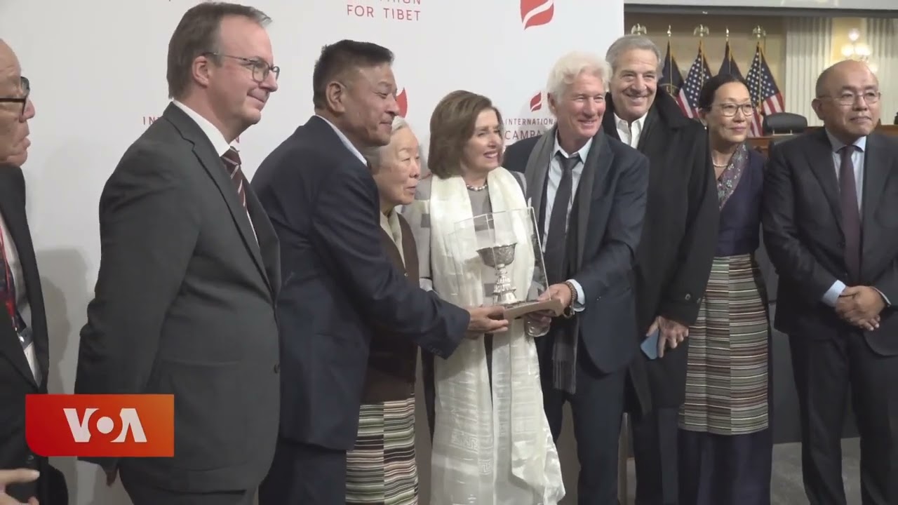 ལྕམ་ནན་སི་པེ་ལོ་སི་མཆོག་ལ་བདེན་པའི་སྒྲོན་མེའི་གཟེངས་རྟགས་ཕུལ་བ།Nancy Pelosi The Light of Truth Award