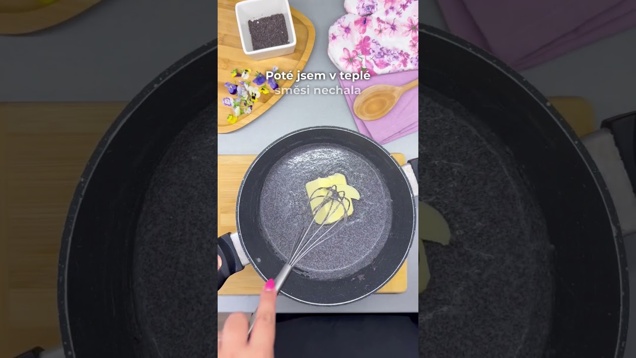 Nepečený makový koláč s bílou čokoládou potěší milovníky jednoduchých dezertů