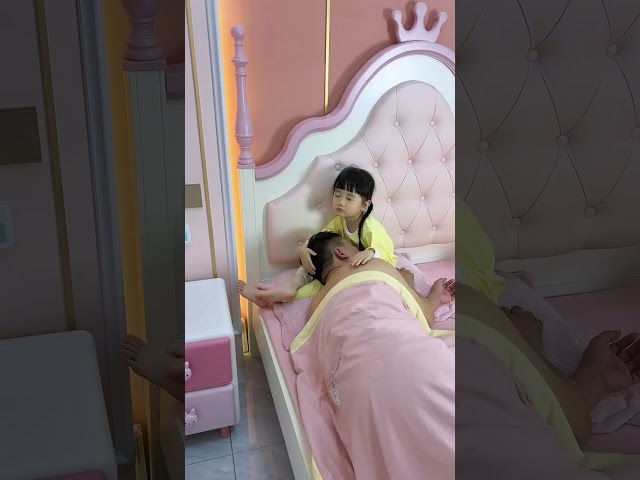 等我洗完澡回來看到這一幕，血壓直接飆升280，她成功給爸爸哄睡著了，你是真心疼你爹啊 #爸爸帶娃 #家有萌娃 #親子
