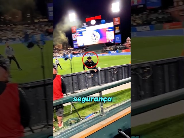 Ele FUGIU dos seguranças do Estádio! 😱 (@sjohhh)