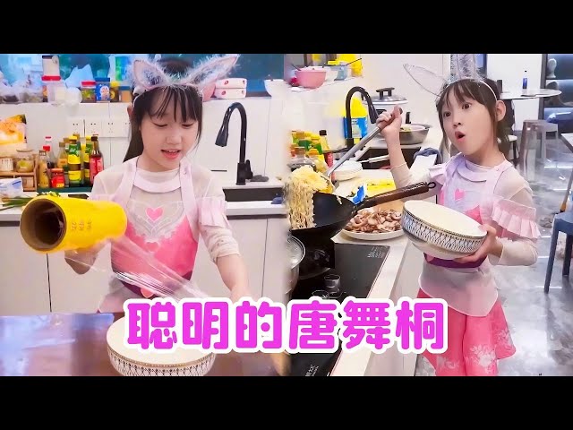 舞桐吃泡面不想洗碗，居然想到了用保鲜膜，真是太聪明了！【唐舞桐与唐老六】#funny #comedy