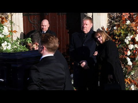 (Sad to watch ) Liam Payne's Parents tear up after seeing their little son's coffin at his funeral!