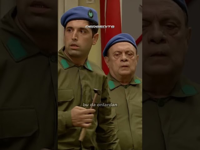 Sıkıyönetim günlerinde çantasından çekiç çıkan vatandaş