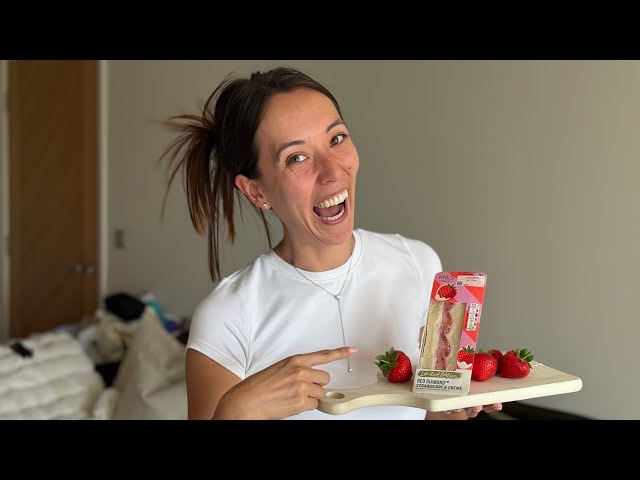 Finally Trying the Strawberry Sandwich and TIDYING THE HOUSE! 🍓