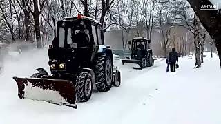 Дорожники убирают снег на дорогах Артема