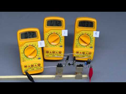 Autobatterie Volt Spannung mit Multimeter messen Video