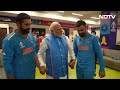 Kohli-Rohit का हाथ थामा, शमी की थपथपाई पीठ, PM Modi ने टीम इंडिया का ऐसे बढ़ाया हौसला  - 02:06 min - News - Video