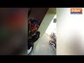Yogi के Police Inspector की शर्मनाक करतूत,बनियान में बैठा था दरोगा महिलाएं भी हुई शर्मसार | Viral  - 01:24 min - News - Video